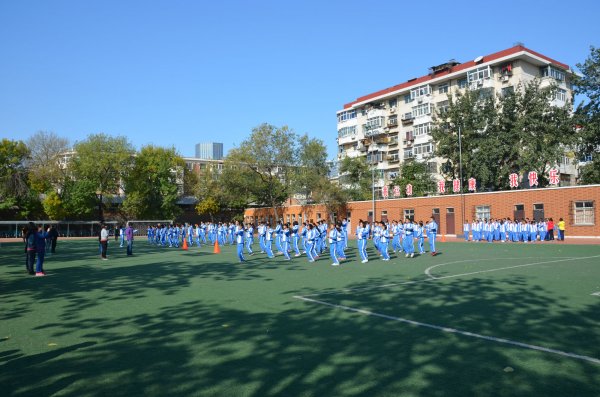卓群中学操场上的体育活动