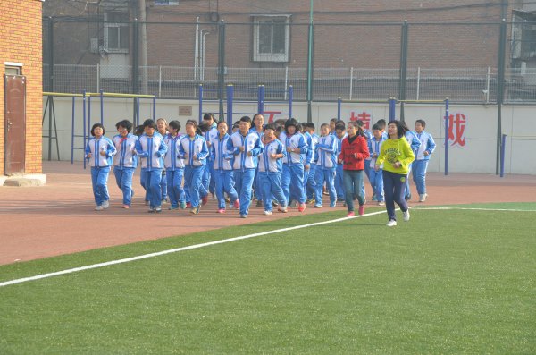卓群中学学生参加校园长跑活动